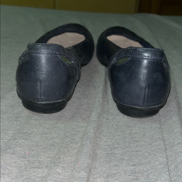 Clark’s Women’s Black Leather Flats - Picture 3 of 7